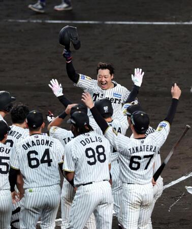 １１回、サヨナラソロを放ち生還する大山（撮影・山口登）