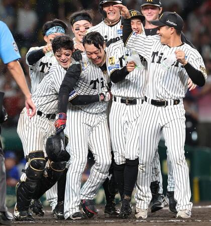 １１回、サヨナラ本塁打を放ちナインの祝福を受ける大山（撮影・西田忠信）