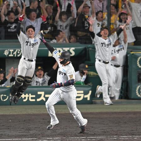 １１回、サヨナラ弾を放ち歓喜する大山（撮影・飯室逸平）