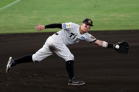 １０回、佐藤輝は佐野の打球を捕球し一塁アウトにする（撮影・山口登）
