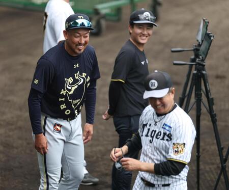 平田２軍監督（手前）と談笑する平野投手兼任コーチ（撮影・中田匡峻）