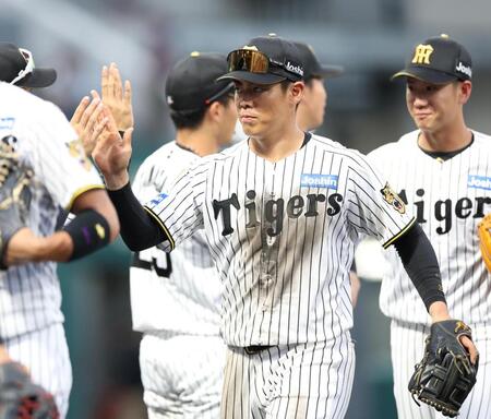 オリックスに勝利し、ナインとタッチを交わす谷端（撮影・中田匡峻）
