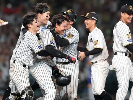 １１回、サヨナラ本塁打を放ちナインに祝福される大山（撮影・西田忠信）