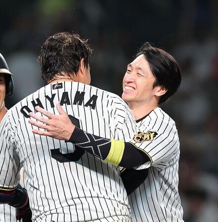 サヨナラ本塁打を放った大山（左）を笑顔で祝福する近本（撮影・西田忠信）
