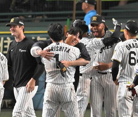 劇的な勝利に歓喜する阪神・工藤泰成ら＝甲子園（撮影・飯室逸平）