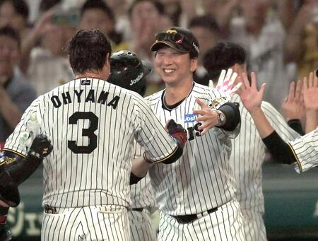 大山を迎える藤川監督（撮影・田中太一）