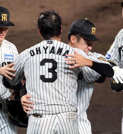 １１回、石井はサヨナラソロを放った大山と抱き合って喜ぶ（撮影・山口登）