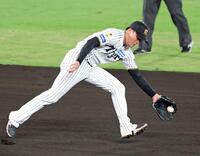 　６回、宮崎の打球を好捕する元山（撮影・立川洋一郎）