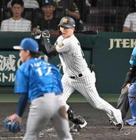 　３回、２点内野安打を放つ元山（撮影・飯室逸平）