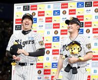 お立ち台で爆笑する才木（左）と元山（撮影・西田忠信）