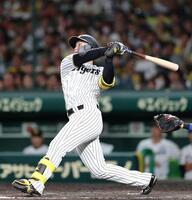 ８回、中越えに３５号ソロを放つ森下（撮影・山口登）