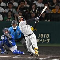 ８回、３５号ソロを放つ森下（撮影・飯室逸平）