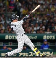 ８回、ソロを放つ森下（撮影・西田忠信）