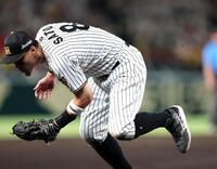 ９回、佐藤輝は宮崎の打球を好捕し一塁アウトにする（撮影・山口登）