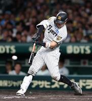 ５回、右中間に二塁打を放つ佐藤輝（撮影・山口登）