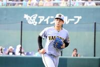 ６回、三者凡退に封じベンチに戻る下村