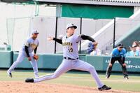 ６回、力投する下村