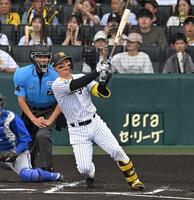 １回、先制二塁打を放つ森下（撮影・飯室逸平）