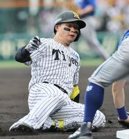 １回、適時打を放った森下は三塁へすべり込む（撮影・田中太一）