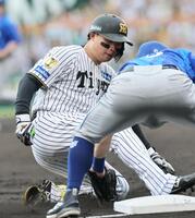 １回、適時打を放った森下は三塁へすべり込む（撮影・田中太一）