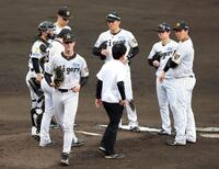 ３回途中、降板するルーカス（中央左）＝撮影・山口登