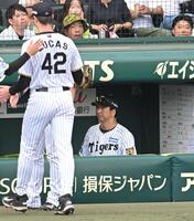 ３回途中でルーカス（４２）を降板させる藤川監督（撮影・飯室逸平）