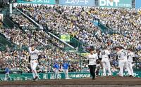 ３回途中、降板するルーカス（左）＝撮影・西田忠信
