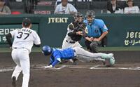 ８回、スクイズを阻止する阪神バッテリー（撮影・飯室逸平）