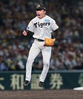 １１回を無失点に抑え、ガッツポーズする石井（撮影・西田忠信）
