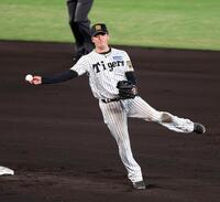 １１回、元山は蝦名の打球を捕球し一塁アウトにする（撮影・山口登）