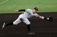 １０回、佐藤輝は佐野の打球を捕球し一塁アウトにする（撮影・山口登）