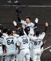 １１回、サヨナラソロを放ち生還する大山（撮影・山口登）