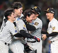 １１回、サヨナラ本塁打を放ちナインの祝福を受ける大山（撮影・西田忠信）