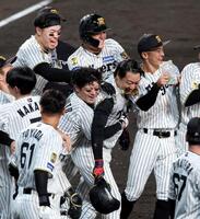 １１回、大山はサヨナラソロを放ち生還しナインから祝福を受ける（撮影・山口登）