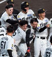 １１回、大山はサヨナラソロを放ち生還しナインから祝福を受ける（撮影・山口登）