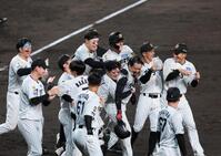 １１回阪神１死、阪神・大山悠輔はサヨナラソロを放ち生還しナインから祝福を受ける＝甲子園（撮影・山口登）