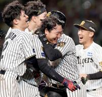 １１回、サヨナラ本塁打を放ちナインの祝福を受ける大山（撮影・西田忠信）