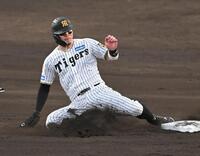 ９回、二盗を決める佐藤輝（撮影・飯室逸平）