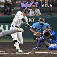 ９回、中前打を放つ佐藤輝（撮影・飯室逸平）