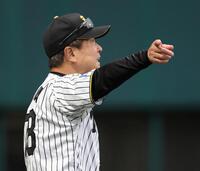 ７回裏の攻撃を終え、選手交代を告げる平田２軍監督（撮影・中田匡峻）
