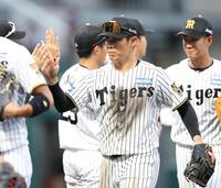 オリックスに勝利し、ナインとタッチを交わす谷端（撮影・中田匡峻）