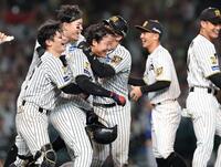 １１回、サヨナラ本塁打を放ちナインに祝福される大山（撮影・西田忠信）