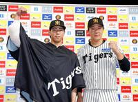 お立ち台でポーズを決める工藤（左）と大山（撮影・西田忠信）