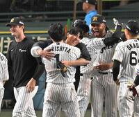 劇的な勝利に歓喜する阪神・工藤泰成ら＝甲子園（撮影・飯室逸平）