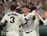 大山を迎える藤川監督（撮影・田中太一）