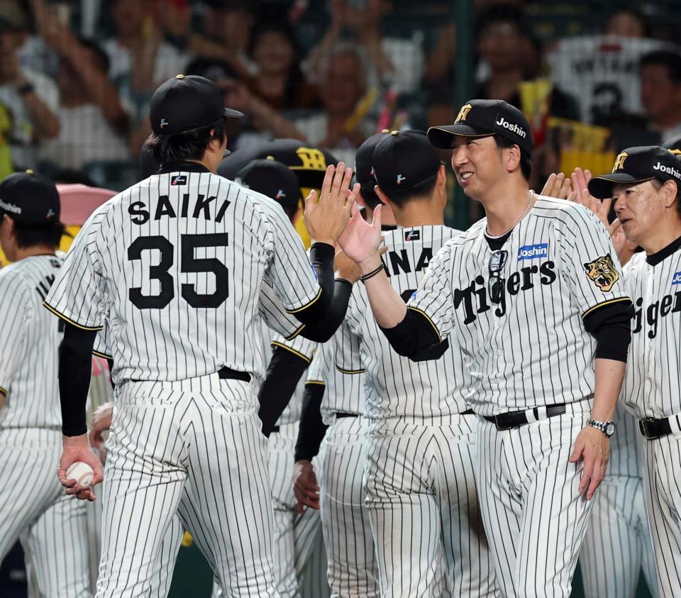 ＤｅＮＡに勝利し阪神・才木浩人とタッチっする阪神・藤川球児監督＝甲子園（撮影・山口登）