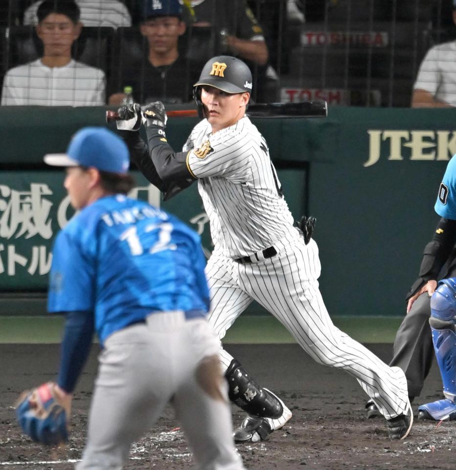 　３回、２点内野安打を放つ元山（撮影・飯室逸平）