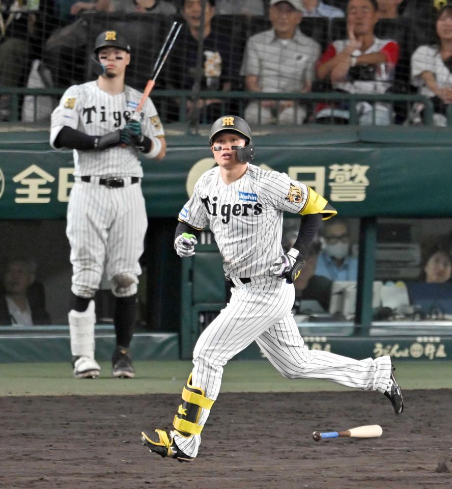 　８回、佐藤輝（奥）に並ぶ３５号ソロを放つ森下（撮影・飯室逸平）