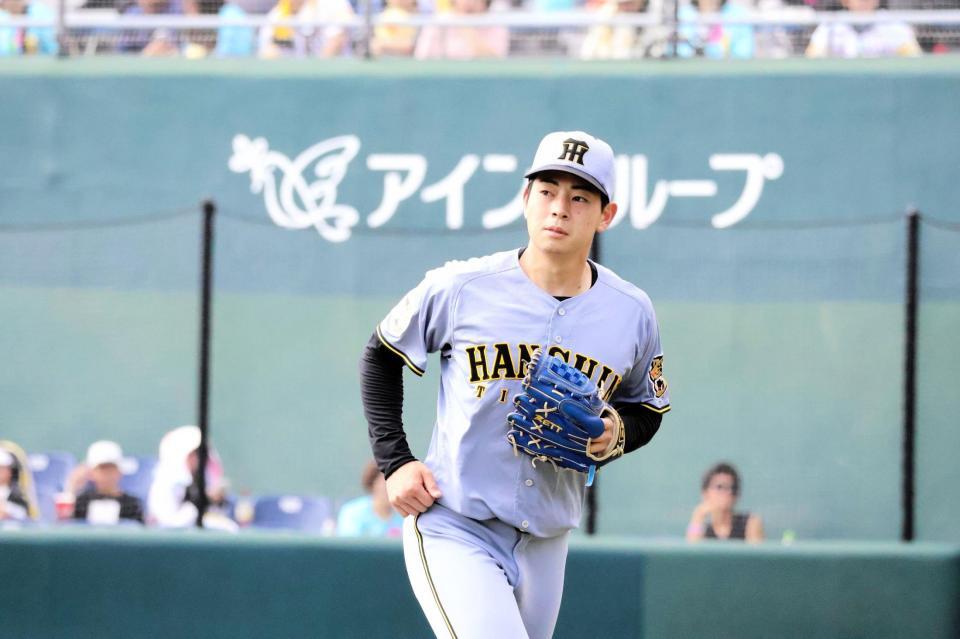 ６回、三者凡退に封じベンチに戻る下村