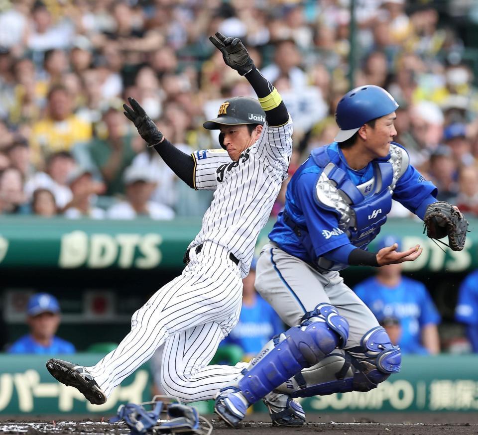 １回、森下の先制二塁打で生還する近本（撮影・西田忠信）